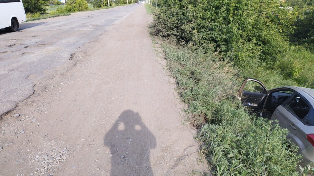 Авария в Омске: автомобиль наехал на яму и съехал в кювет