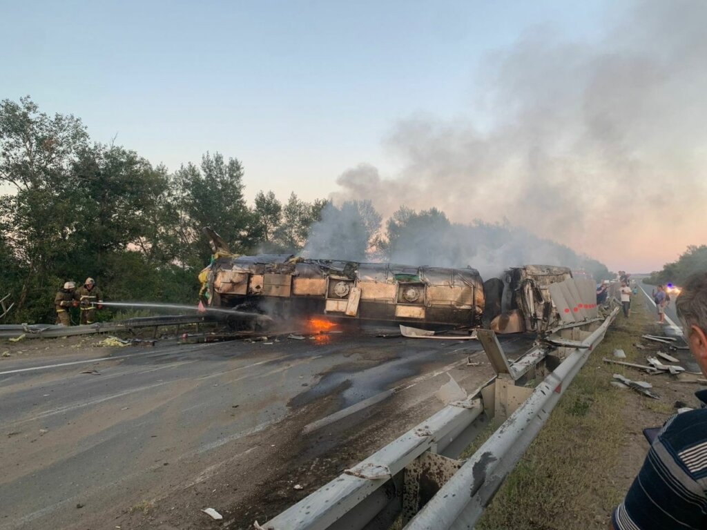 Два человека погибли в огненном ДТП на трассе М-5 в Самарской области