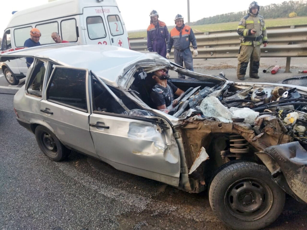 В Краснодарском крае ВАЗ-2109 столкнулся со стоящей на светофоре фурой: погибли двое мужчин