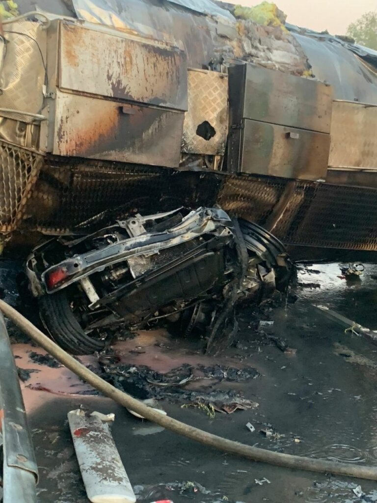 Два человека погибли в огненном ДТП на трассе М-5 в Самарской области