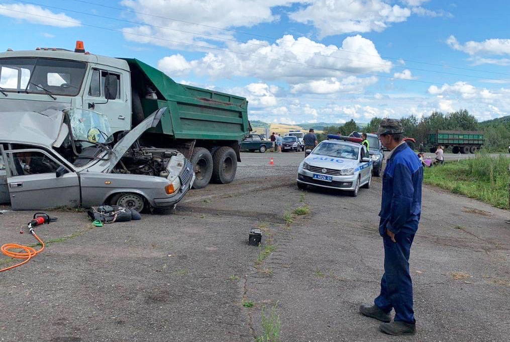 В Красноярском крае водитель &#171;Волги&#187; не уступил дорогу КАМАЗу: погибли три человека