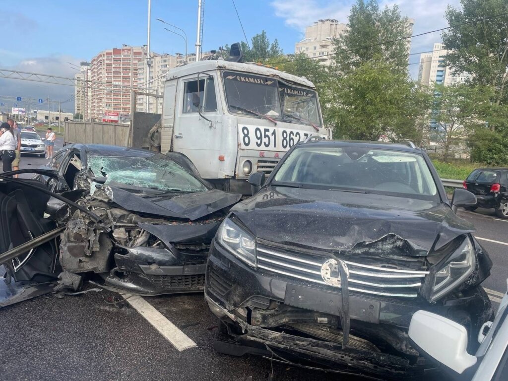 Момент массового ДТП в Воронеже: пострадали 7 человек и разбиты 10 машин