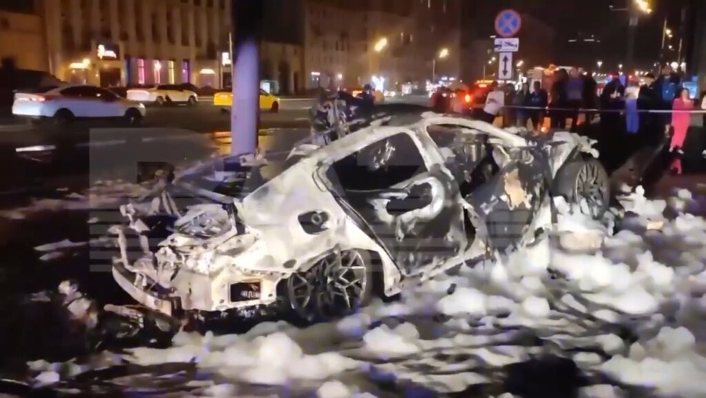 BMW врезался в столб и загорелся на Кутузовском проспекте в Москве: водитель и пассажир погибли