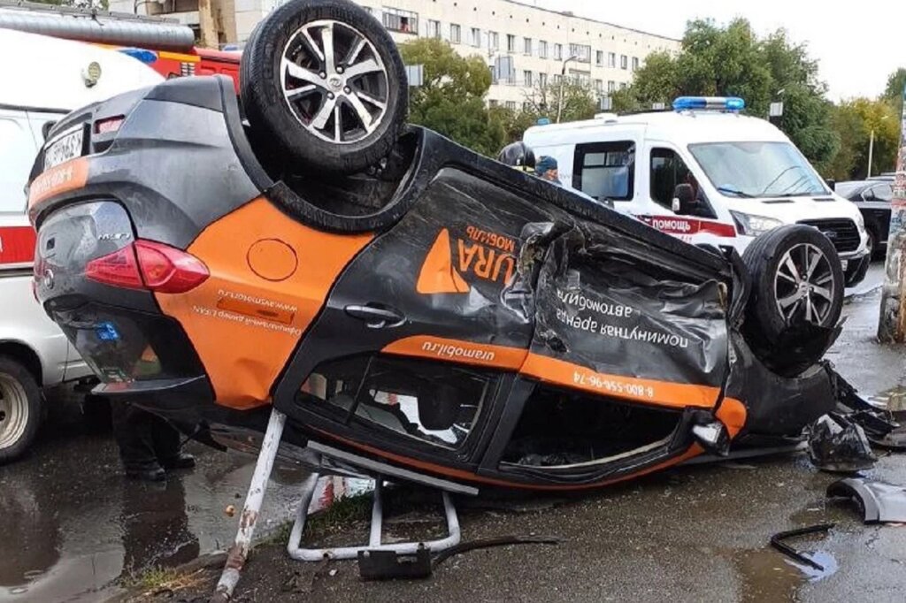 ДТП в Челябинске: каршеринговый автомобиль вылетел на тротуар и сбил пешеходов