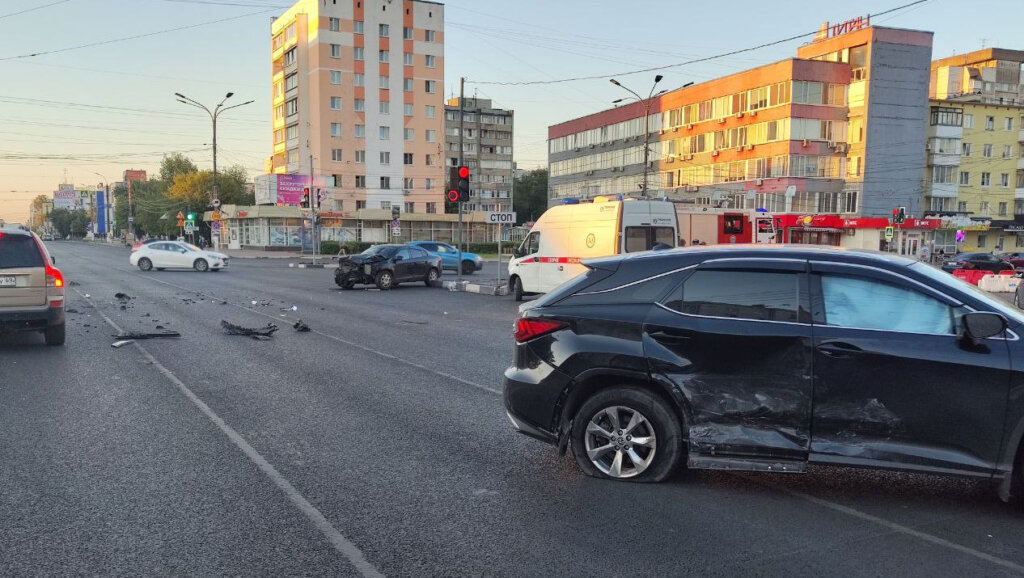 Lexus и Renault столкнулись на перекрестке в Твери: пострадали 5 человек