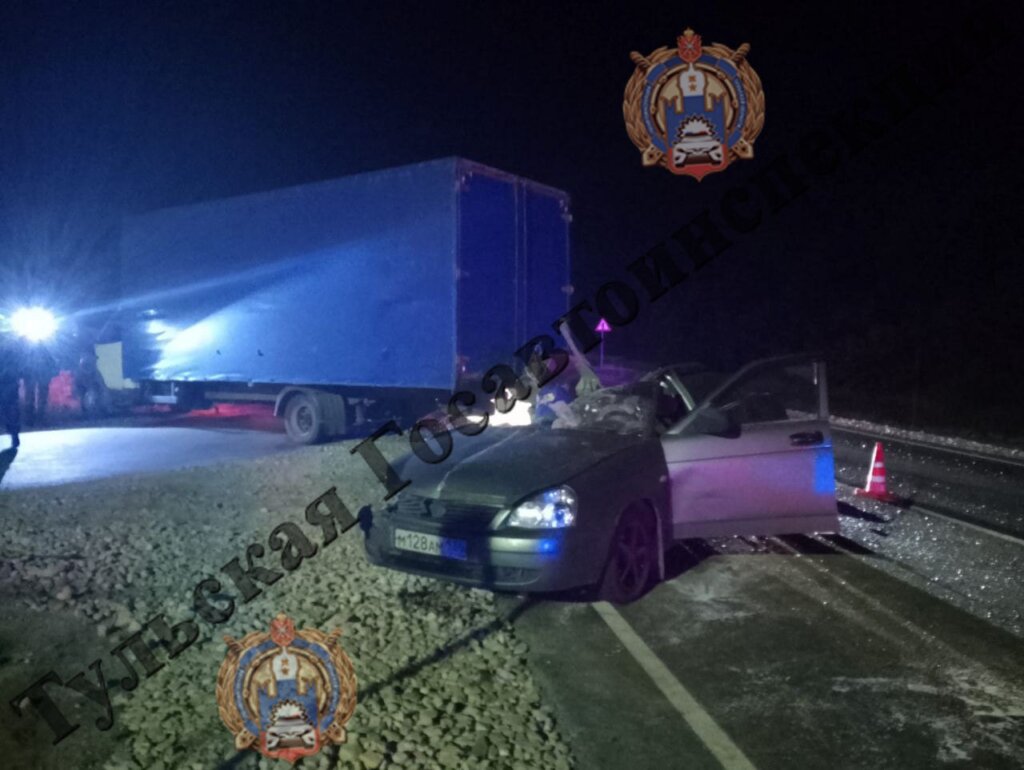В Тульской области грузовик не пропустил легковушку: погибли две женщины