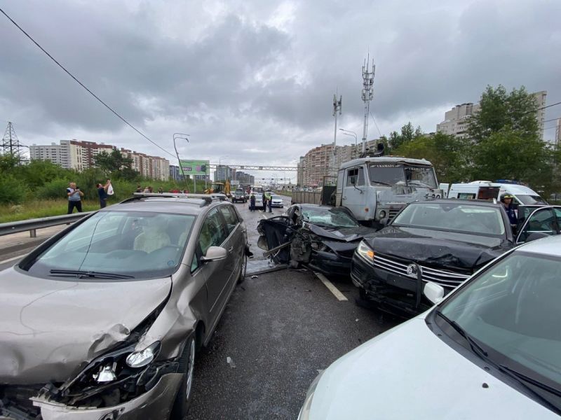 Момент массового ДТП в Воронеже: пострадали 7 человек и разбиты 10 машин