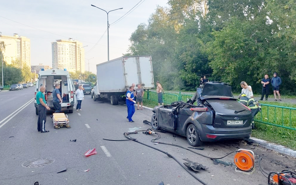 В Саранске Ford Focus врезался в припаркованный грузовик: погибли парень и девушка