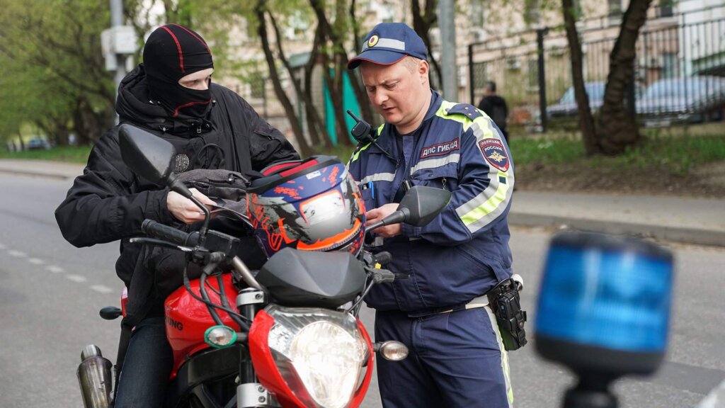 Дорожные камеры начали штрафовать мотоциклистов за езду без шлема