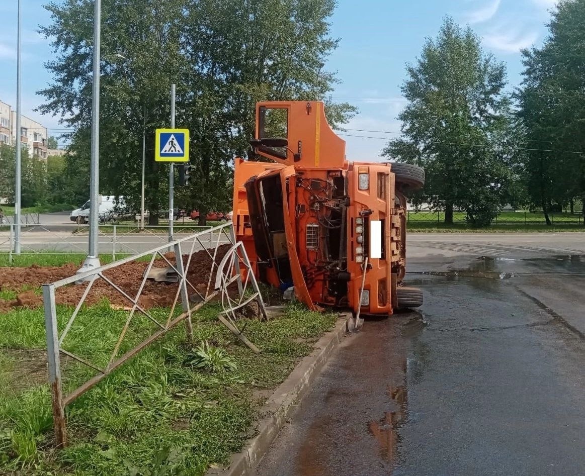 Авария в Кирово-Чепецке: КАМАЗ при повороте налево опрокинулся на бок