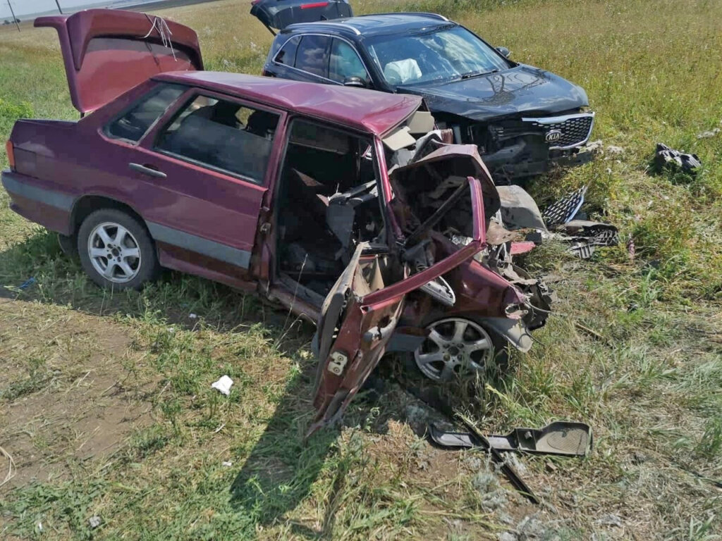 Момент лобового ДТП под Магнитогорском: водитель и пассажирка &#171;Лады&#187; получили переломы ног