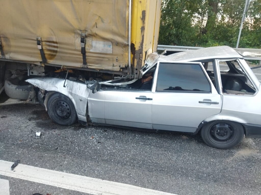 В Краснодарском крае ВАЗ-2109 столкнулся со стоящей на светофоре фурой: погибли двое мужчин