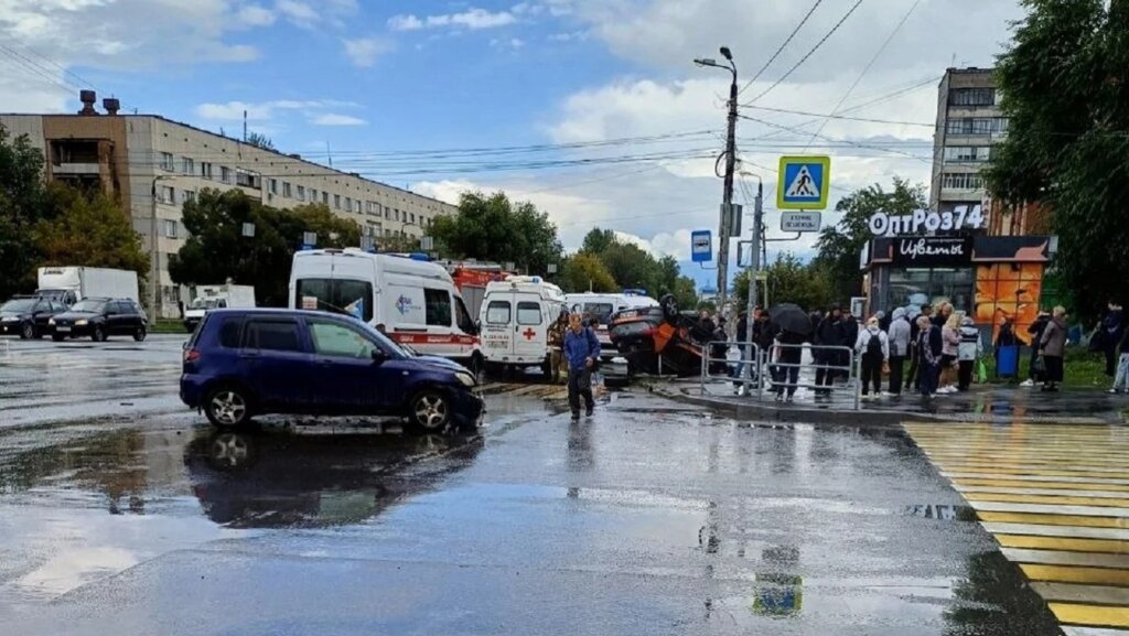 ДТП в Челябинске: каршеринговый автомобиль вылетел на тротуар и сбил пешеходов