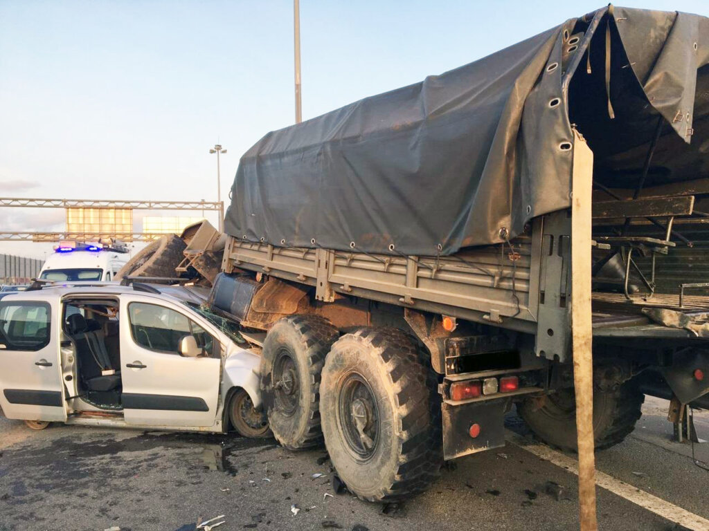 Военный автомобиль попал в ДТП на КАД: погибли четверо военнослужащих