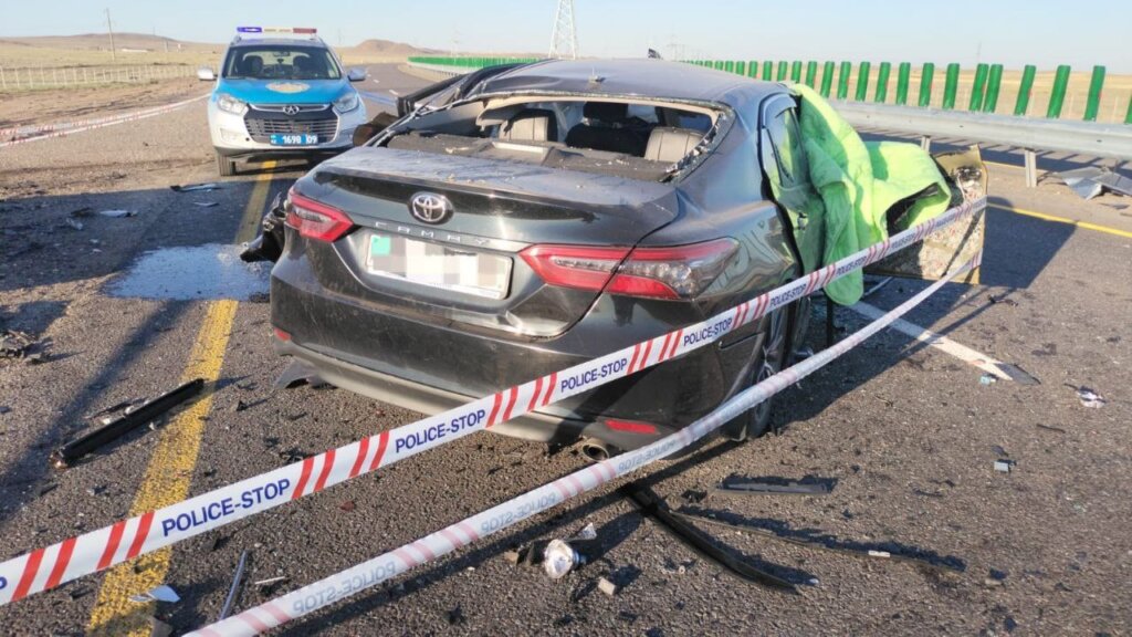 Девять человек погибли в лобовом столкновении автомобилей в Казахстане