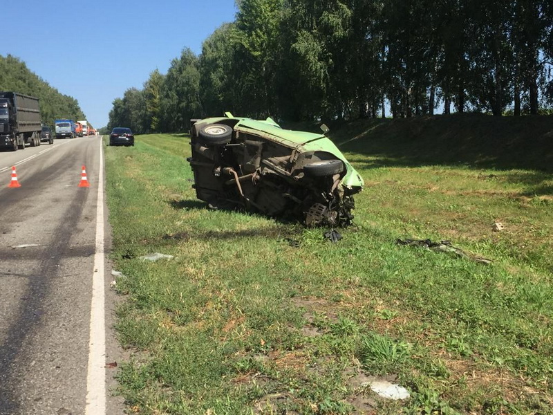 Два грузовика и легковой автомобиль столкнулись в Белгородской области: никто не выжил