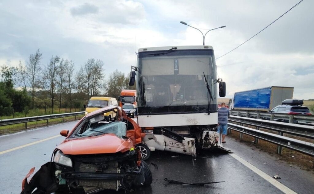Легковой автомобиль и автобус столкнулись на трассе М-4 в Тульской области: погибли два человека