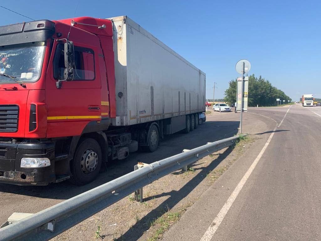 Легковой автомобиль столкнулся с фурой в Воронежской области: погибли два человека