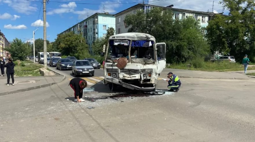 ДТП на перекрестке в Бийске: грузовой автомобиль не уступил дорогу автобусу