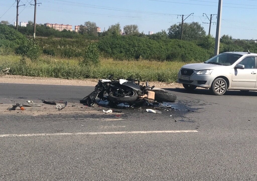&#171;Беспечный ангел&#187;: мотоциклист столкнулся с легковым автомобилем на окружной дороге Рязани