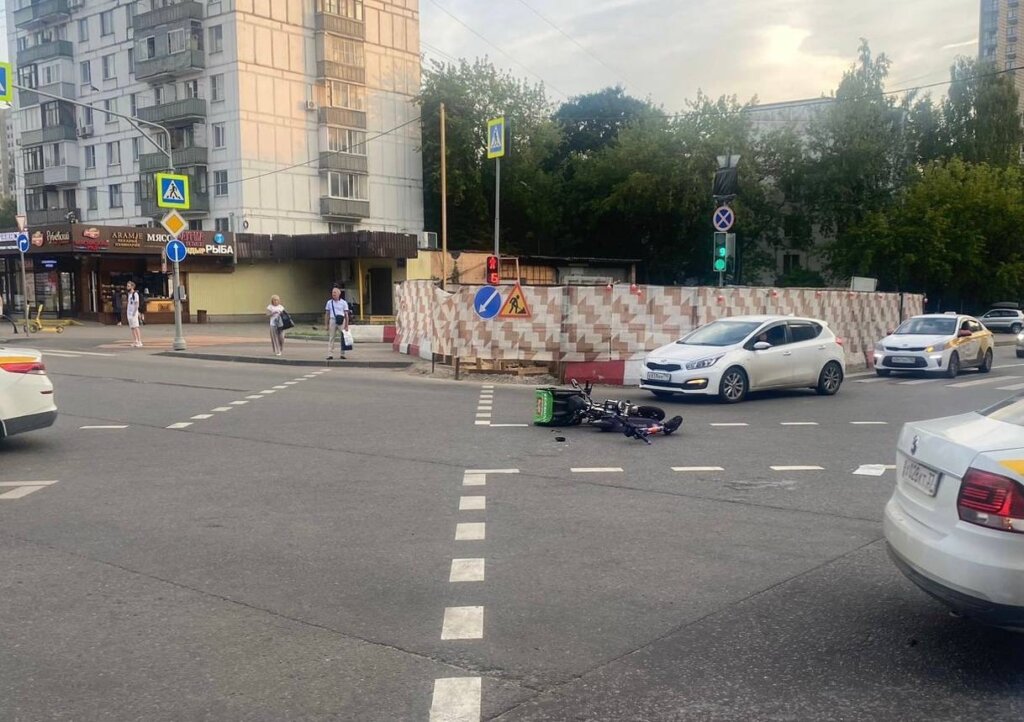 Электросамокат и велосипед столкнулись на Новогиреевской улице в Москве: пострадали женщина и ребенок