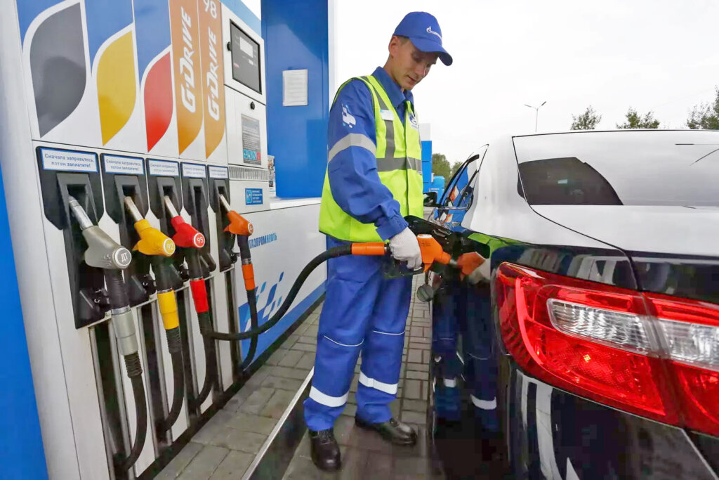 Бензин в России подешевеет и будет стоить ниже 50 рублей за литр