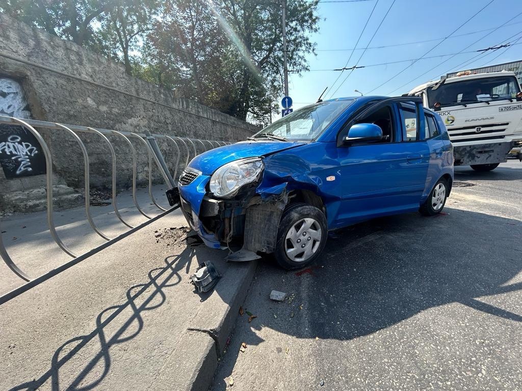 В Севастополе Kia столкнулся с попутным Hyundai и врезался в пешеходные ограждения