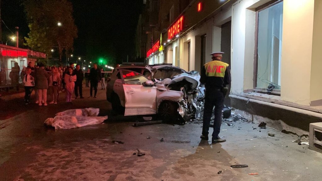 Chery Tiggo врезался в дом в Иванове: погибли четверо мужчин