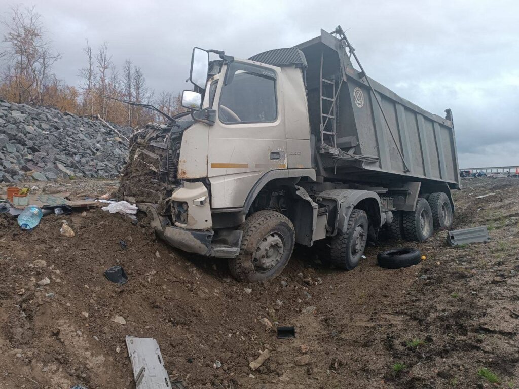 В Мурманской области пьяный угонщик на самосвале въехал в микроавтобус: погибли 5 человек