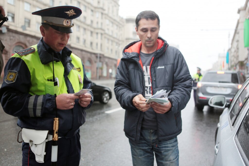 Не оплатил штрафы вовремя &#8212; положи права на полку: в России водителей хотят лишать прав за неоплаченные штрафы