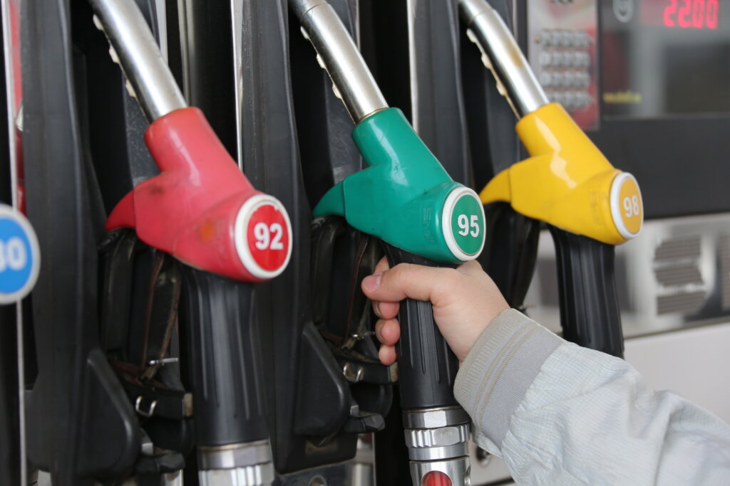 Правительство и ФАС будут следить за уровнем цен на бензин