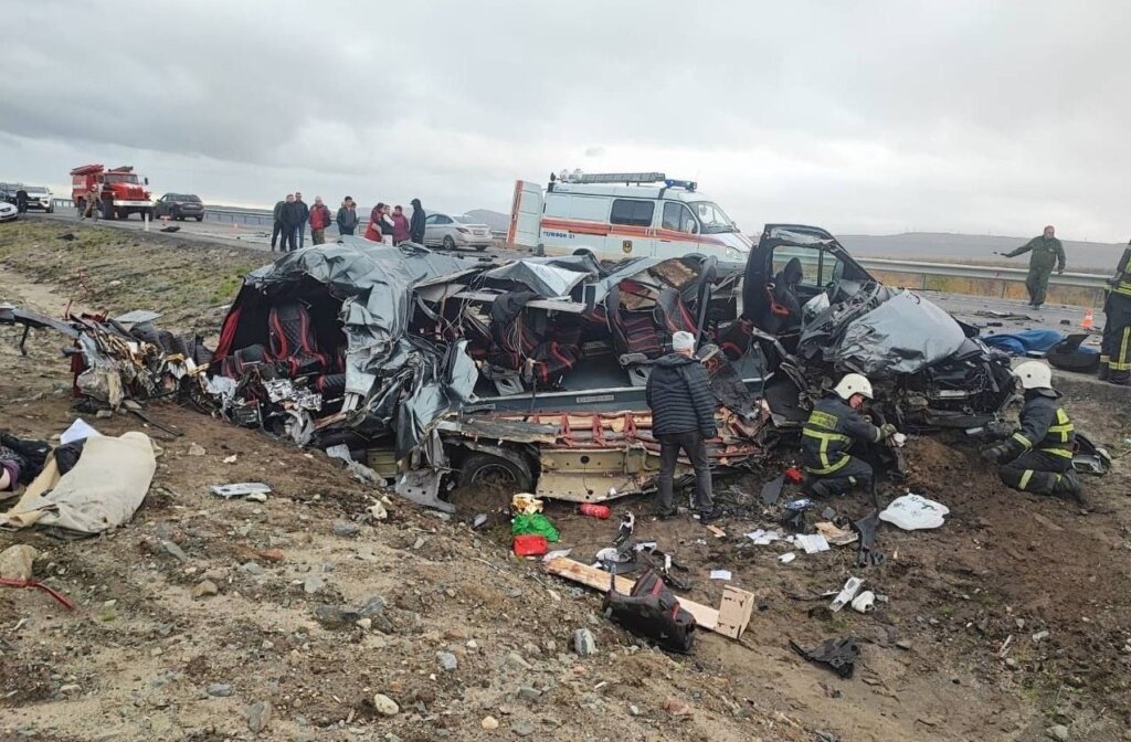 В Мурманской области пьяный угонщик на самосвале въехал в микроавтобус: погибли 5 человек