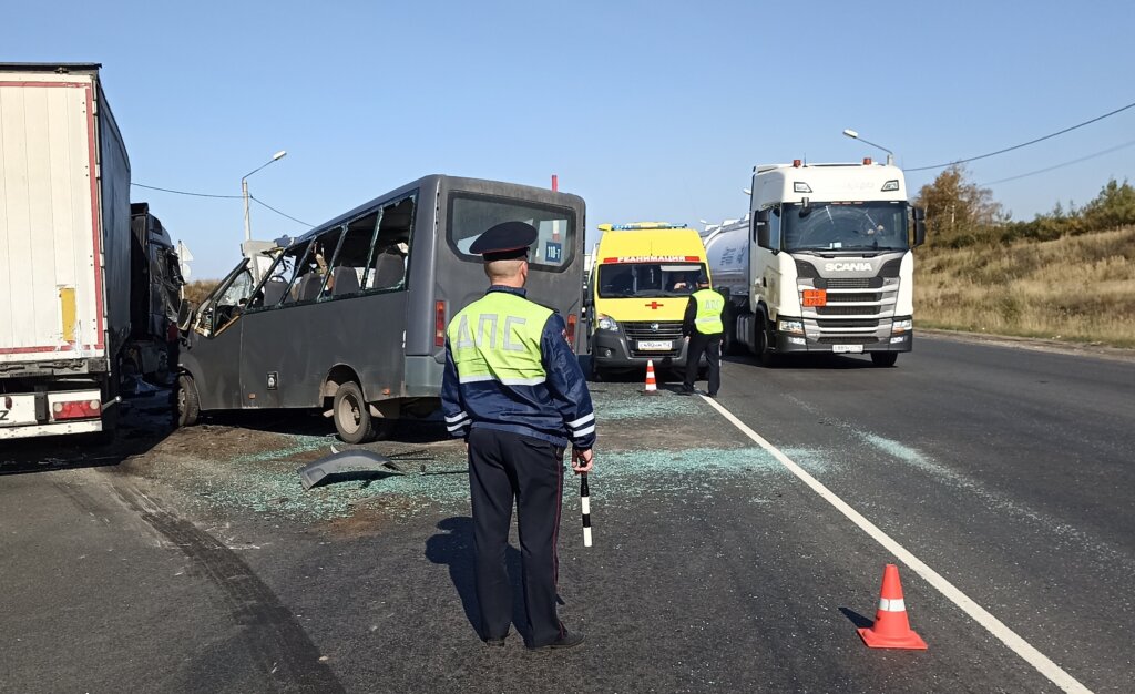 &#171;Водитель фуры выехал на встречную полосу&#187;: три человека погибли и 17 пострадали в результате ДТП в Нижегородской области