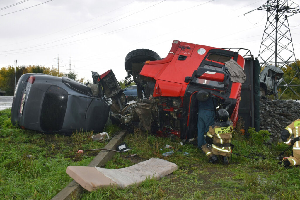 Два грузовика лоб в лоб столкнулись под Магнитогорском: один из водителей погиб