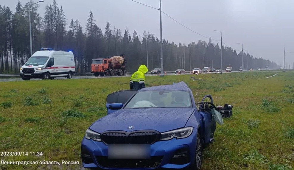 BMW врезался в столб на трассе «Скандинавия»: погибла женщина