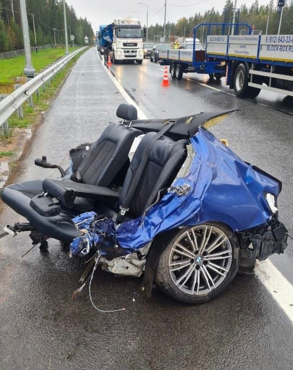BMW врезался в столб на трассе «Скандинавия»: погибла женщина