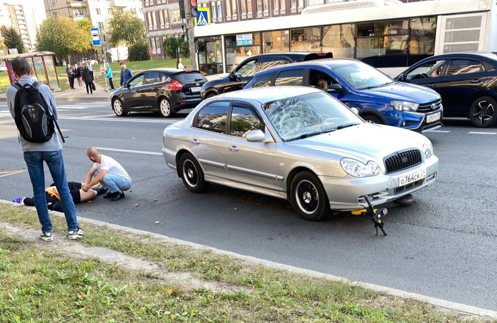 В Петербурге подросток на электросамокате хотел проскочить дорогу на красный и погиб