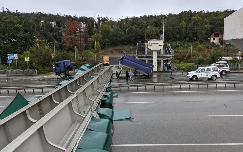Во Владивостоке грузовой автомобиль снёс надземный пешеходный переход