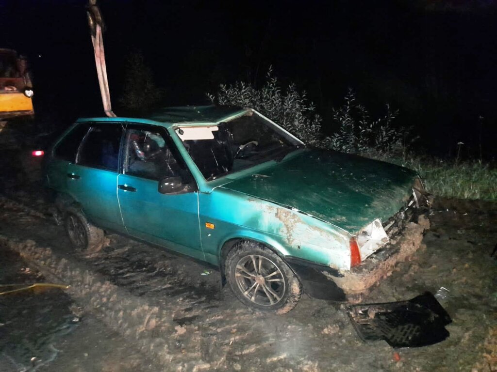 Трагедия в Омской области: женщина и трое детей погибли в результате опрокидывания автомобиля в кювет