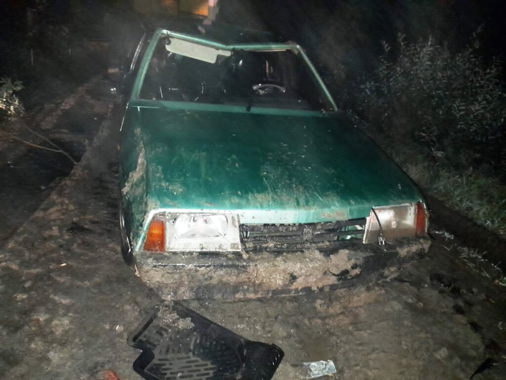 Трагедия в Омской области: женщина и трое детей погибли в результате опрокидывания автомобиля в кювет