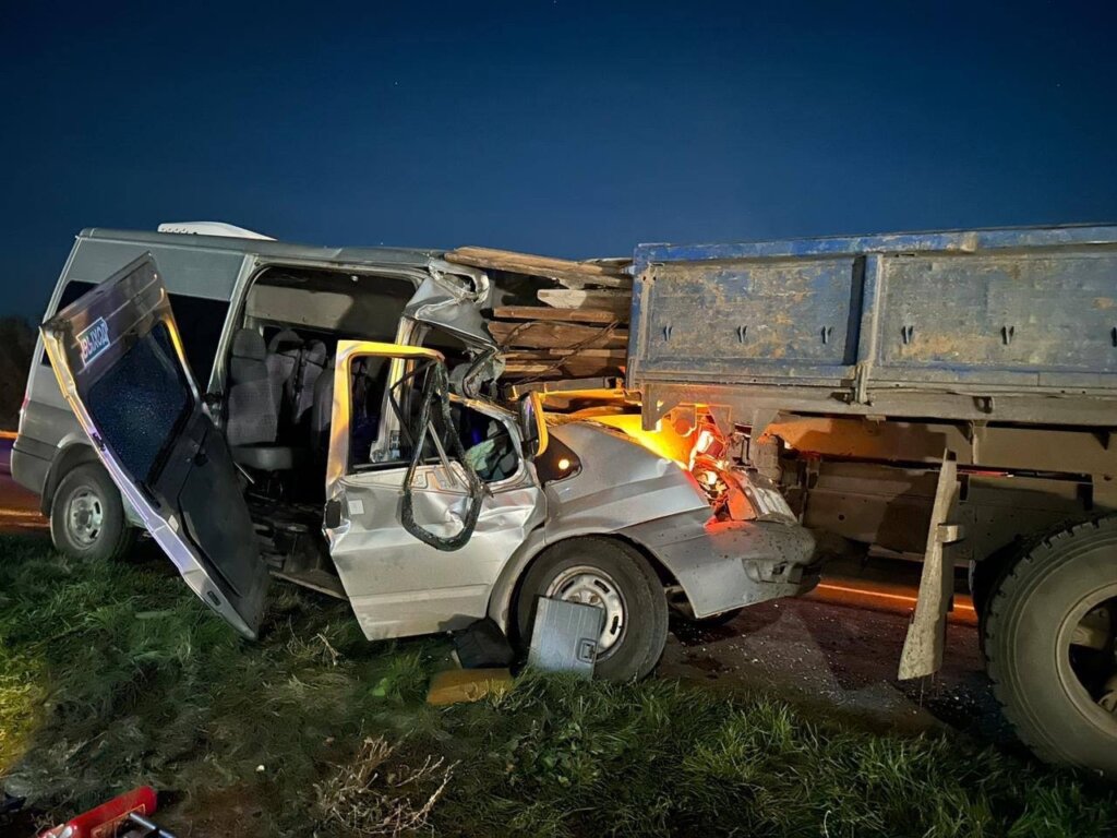 В Самарской области Ford Transit столкнулся с грузовиком КамАЗ: погибли два человека