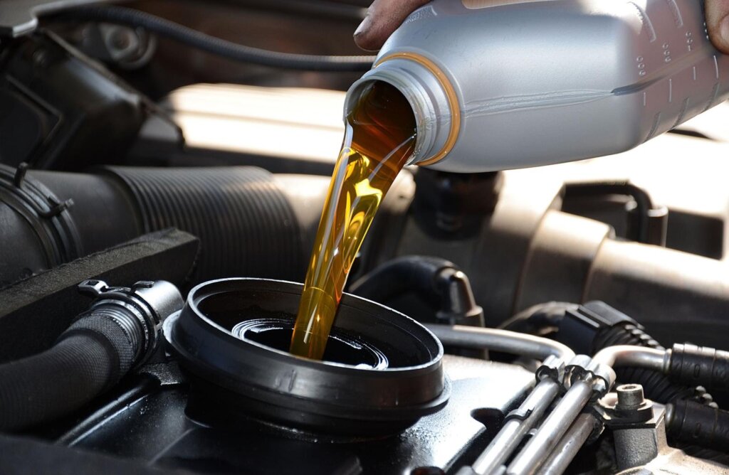 Как отличить контрафактное моторное масло от оригинального? Эксперт назвал признаки подделки