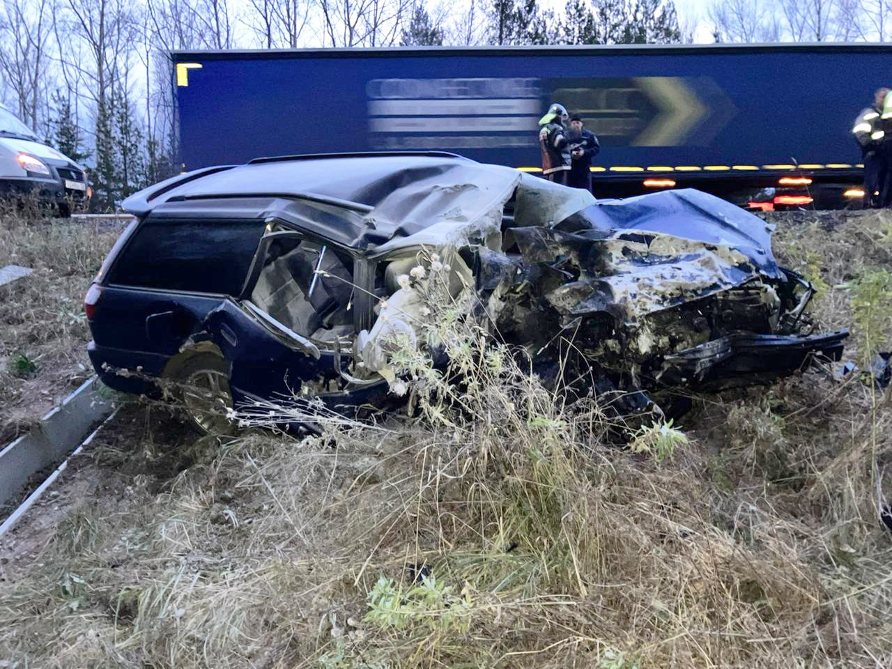 Два грузовика и легковой автомобиль столкнулись на трассе 