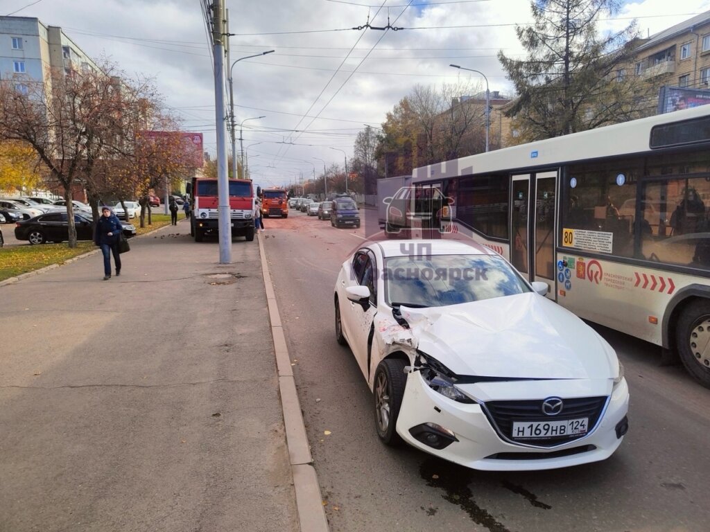 Авария на улице Высотной в Красноярске: КАМАЗ выехал на тротуар и едва не сбил пешехода