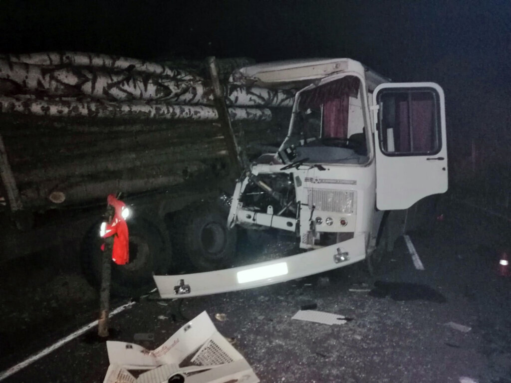 В Чувашии автобус врезался в груженный бревнами трактор: погибла школьница