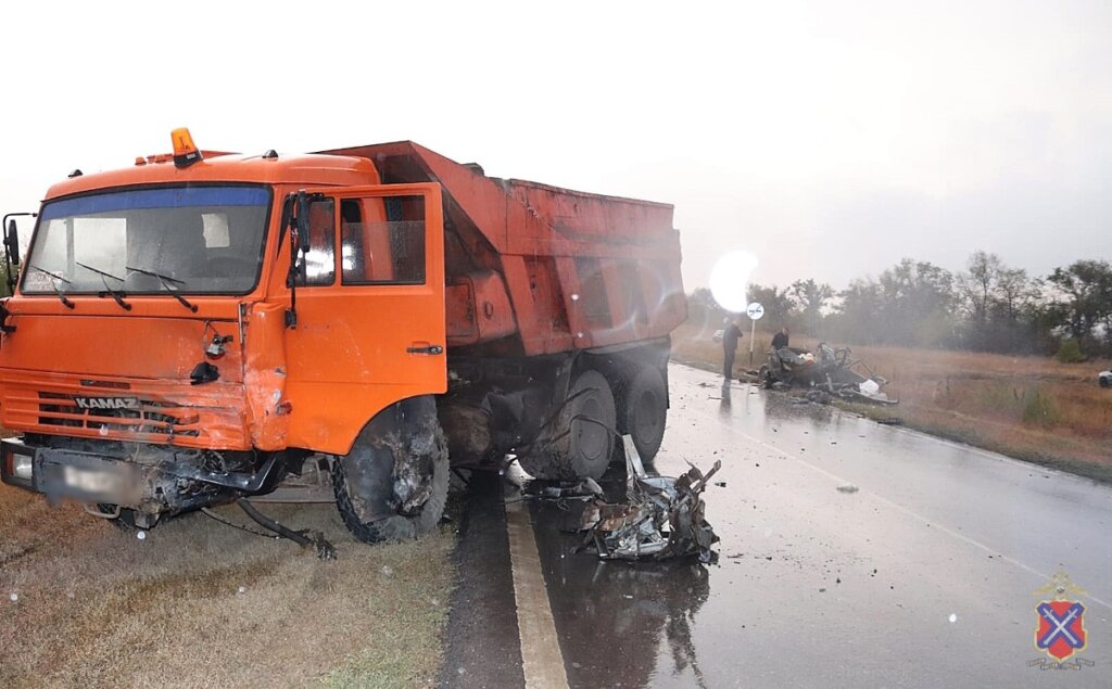ВАЗ-2111 столкнулся с КАМАЗом в Волгоградской области: погибли 3 человека