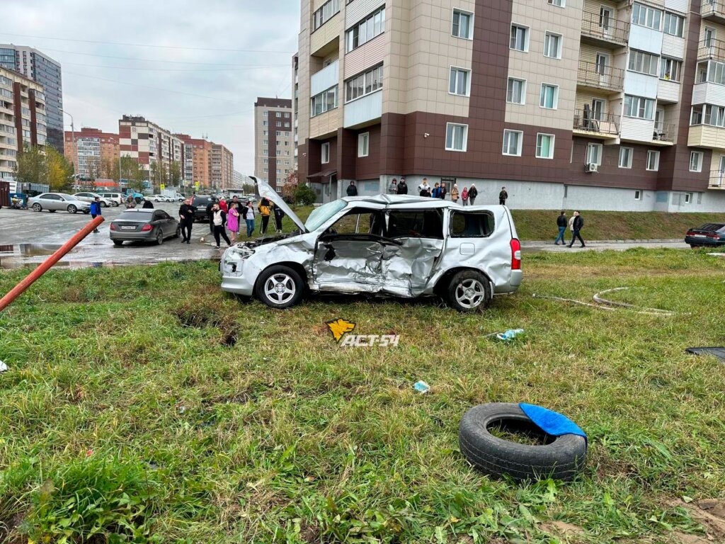 В Новосибирске в результате ДТП &#171;Тойота&#187; вылетела с дороги и сбила пешехода