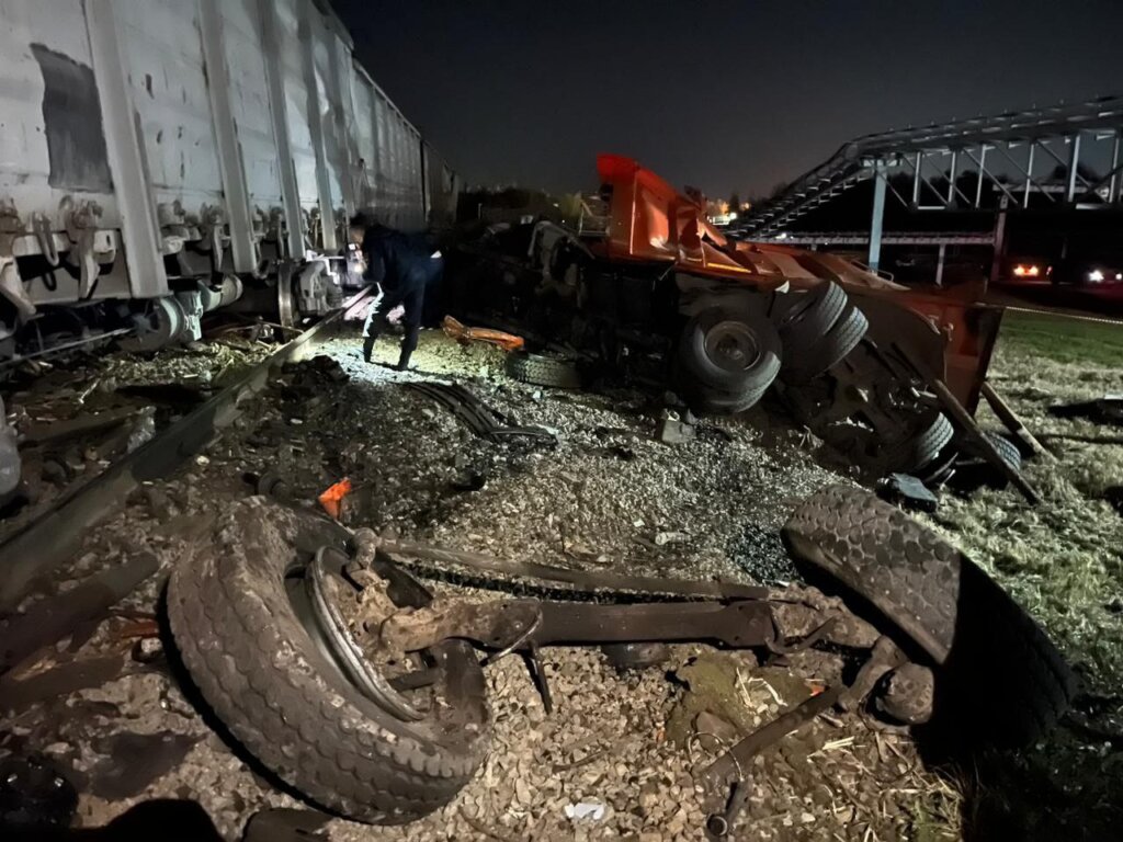 В Башкирии поезд столкнулся с грузовиком: с рельсов сошли шесть вагонов