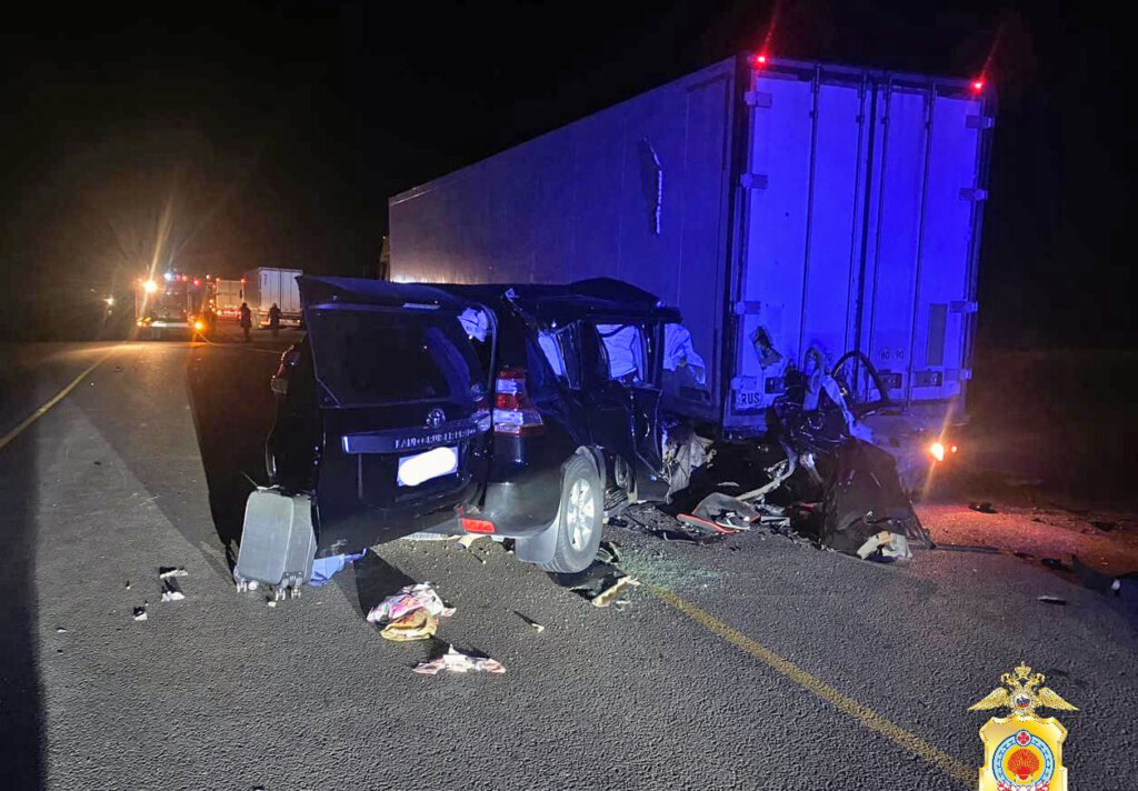 В Калмыкии Toyota Land Cruiser Prado столкнулся со стоящим на обочине грузовиком: погибли два человека