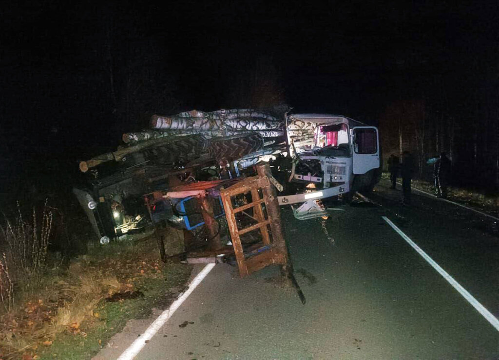 В Чувашии автобус врезался в груженный бревнами трактор: погибла школьница